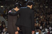 千葉雄大（左）の肩を抱く綾野剛（右）。