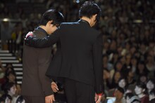 千葉雄大（左）の肩を抱く綾野剛（右）。