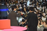 千葉雄大（左）の手を引く綾野剛（右）。