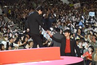 佐藤健（左）に手を差し伸べる綾野剛（右）。