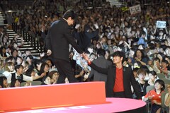 綾野剛 佐藤健を追い込むのは楽しかった 亜人 撮影時を回想しにんまり 写真36枚 映画ナタリー