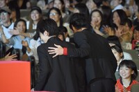 佐藤健（左）の肩を抱く綾野剛（右）。