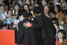 佐藤健（左）の肩を抱く綾野剛（右）。