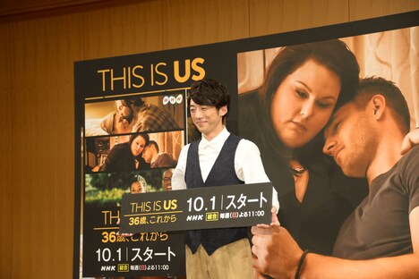 フォトセッション時、「優しい笑顔で」というリクエストに応じる高橋一生。