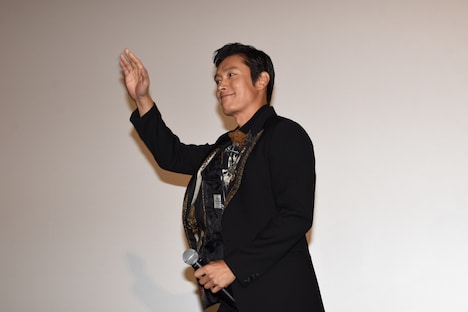 ファンの声援に応えるイ・ビョンホン。