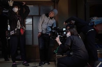 「ナミヤ雑貨店の奇蹟」メイキングカットより、廣木隆一（中央）。