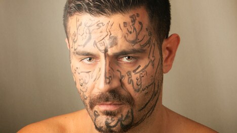 「神は眠るが、我は歌う」 (c)Amin Khelghat