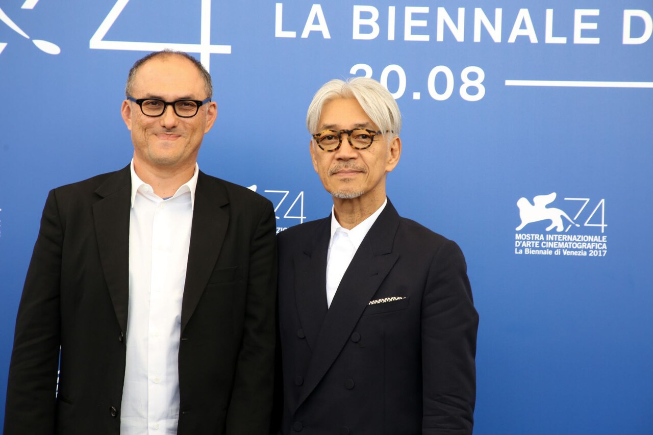 坂本龍一がヴェネツィア映画祭に出席、5分以上のスタンディングオベーションに笑顔