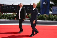 レッドカーペットを歩く坂本龍一（右）、スティーブン・ノムラ・シブル（左）。(c)若山和子