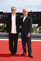 左からスティーブン・ノムラ・シブル、坂本龍一。(c)若山和子