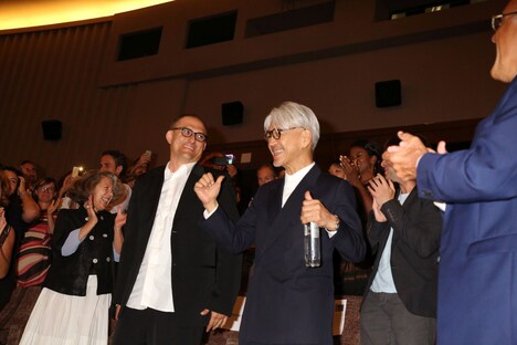 坂本龍一(中央右)、スティーブン・ノムラ・シブル(中央左)。(c)若山和子