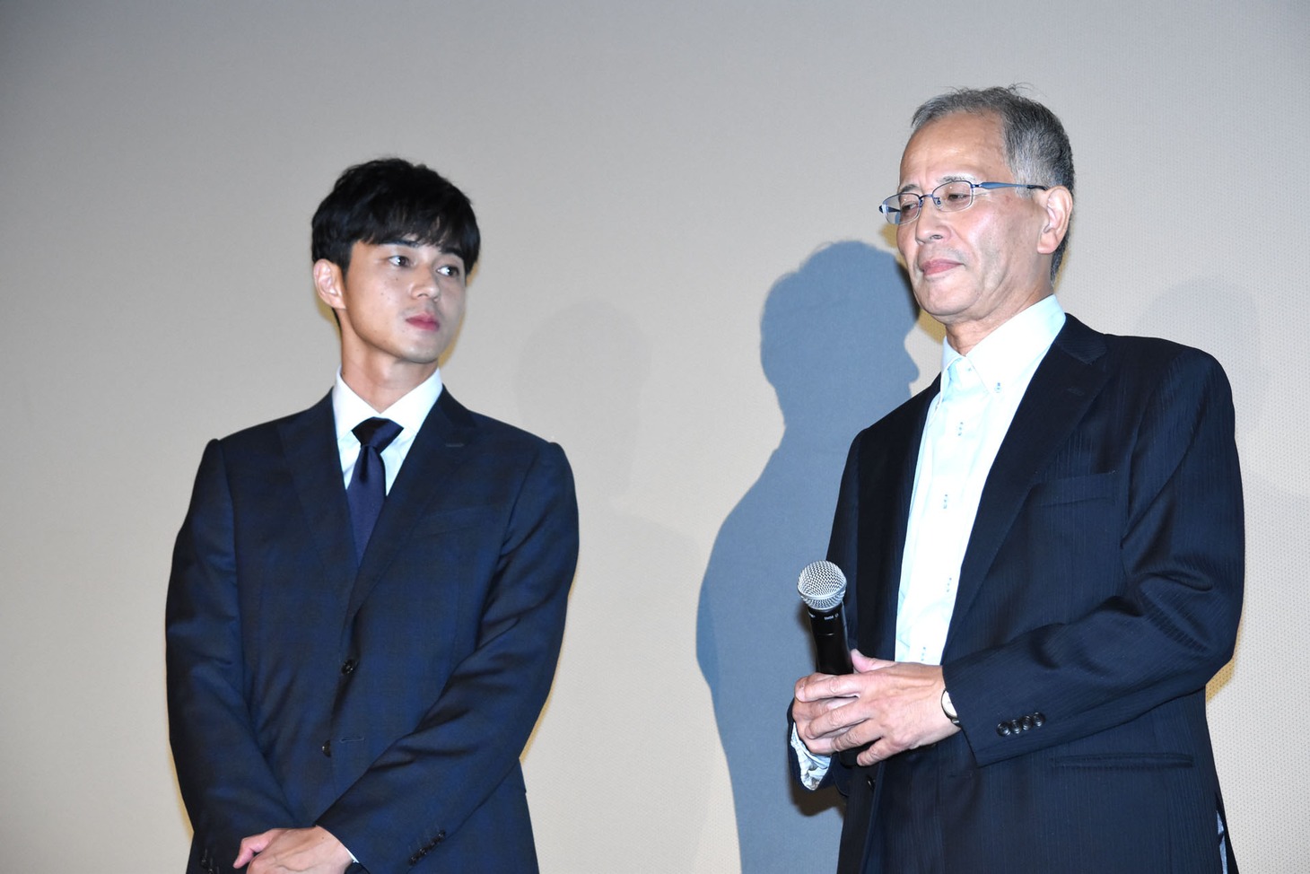 左から東出昌大、石田秀雄氏。