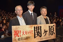 左から石田秀雄氏、東出昌大、原田眞人。