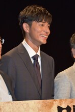 “東出スマイル”を実演する東出昌大。