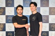 ミーアンドスターズの取締役CIOに就任した山田孝之(左)と代表取締役社長兼CEOの佐藤俊介氏(右)。