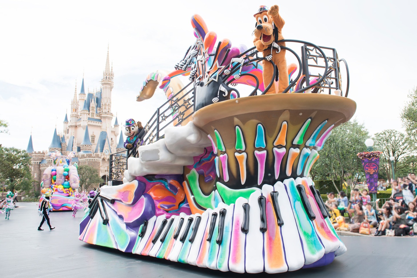 東京ディズニーランドの「ハロウィーン・ポップンライブ」（2016年の様子）。