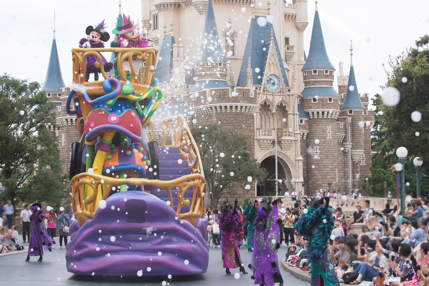 東京ディズニーランドの「ハロウィーン・ポップンライブ」（2016年の様子）。