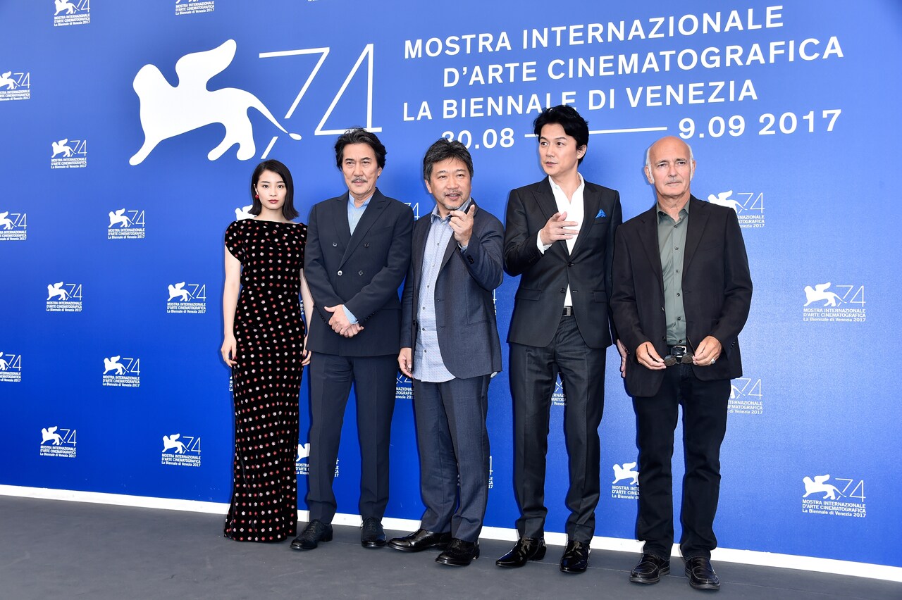 左から広瀬すず、役所広司、是枝裕和、福山雅治、ルドヴィコ・エイナウディ。（写真提供：Pascal Le Segretain / 2017 Getty Images）