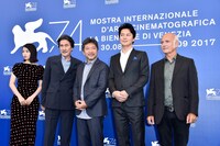 左から広瀬すず、役所広司、是枝裕和、福山雅治、ルドヴィコ・エイナウディ。（写真提供：Pascal Le Segretain / 2017 Getty Images）