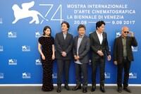 左から広瀬すず、役所広司、是枝裕和、福山雅治、ルドヴィコ・エイナウディ。（写真提供：Vittorio Zunino Celotto / 2017 Getty Images）