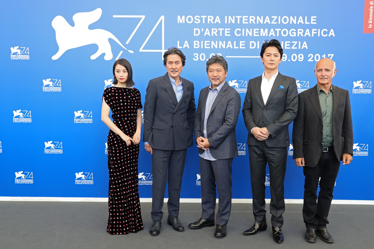 左から広瀬すず、役所広司、是枝裕和、福山雅治、ルドヴィコ・エイナウディ。（写真提供：Vittorio Zunino Celotto / 2017 Getty Images）