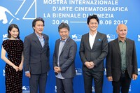 左から広瀬すず、役所広司、是枝裕和、福山雅治、ルドヴィコ・エイナウディ。（写真提供：Vittorio Zunino Celotto / 2017 Getty Images）