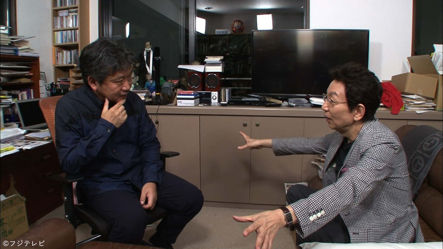 左から是枝裕和、古舘伊知郎。(c)フジテレビ