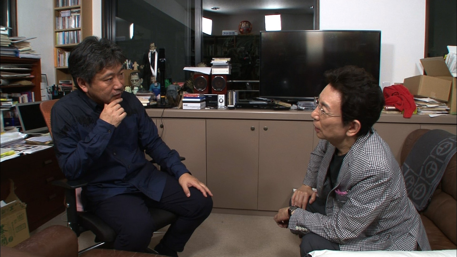 左から是枝裕和、古舘伊知郎。(c)フジテレビ