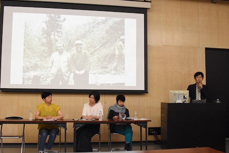 山形国際ドキュメンタリー映画祭2017記者会見の様子。スクリーンに映っているのはフレディ・ムーラー（左）と小川紳介（右）。