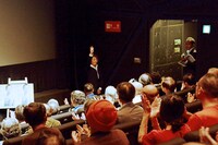 満員の会場に向かって手を振る倍賞千恵子（奥）。