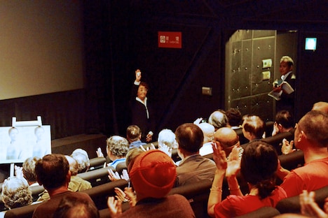 満員の会場に向かって手を振る倍賞千恵子（奥）。