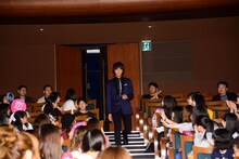 客席後方から登場した佐藤寛太。