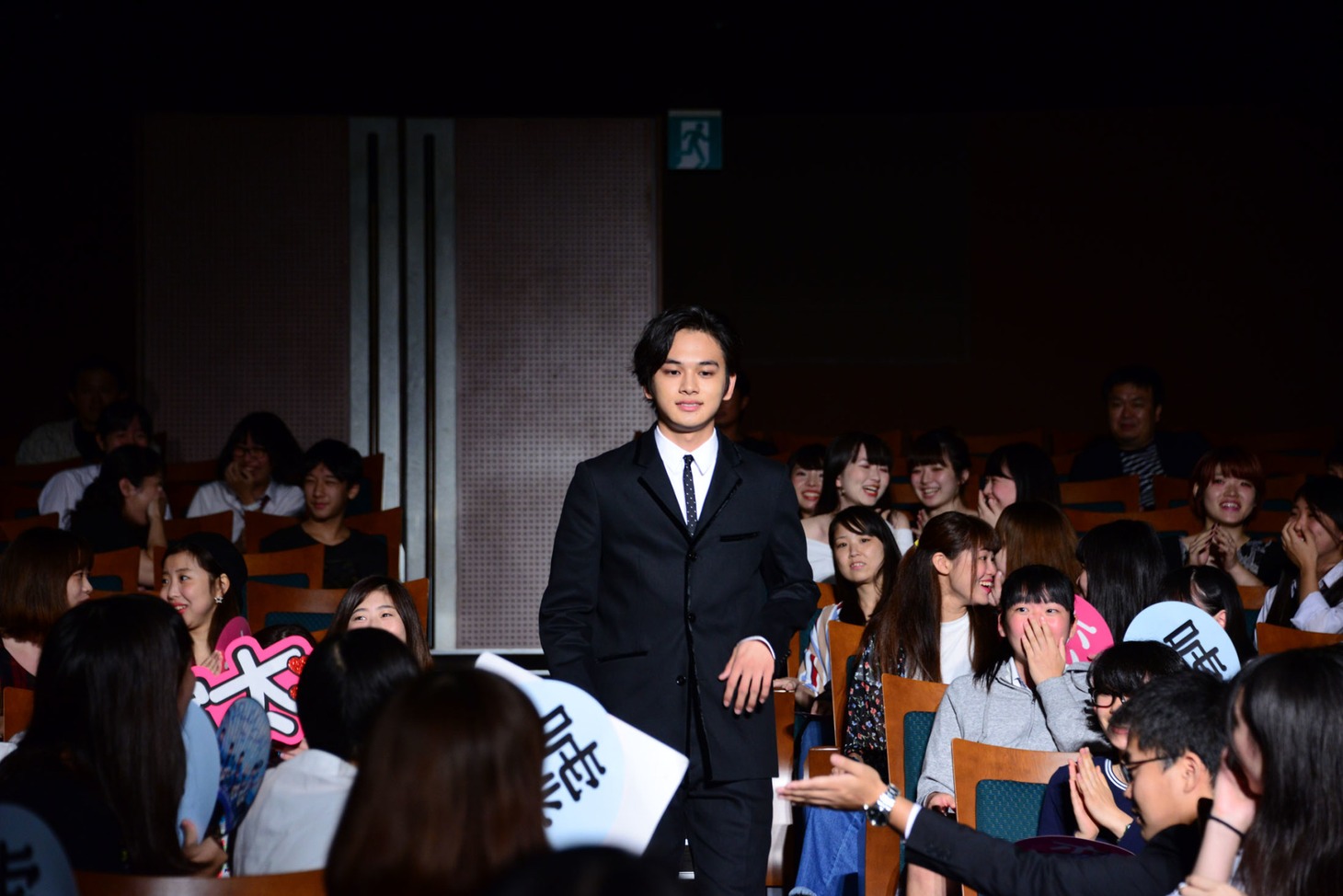 客席後方から登場した北村匠海。