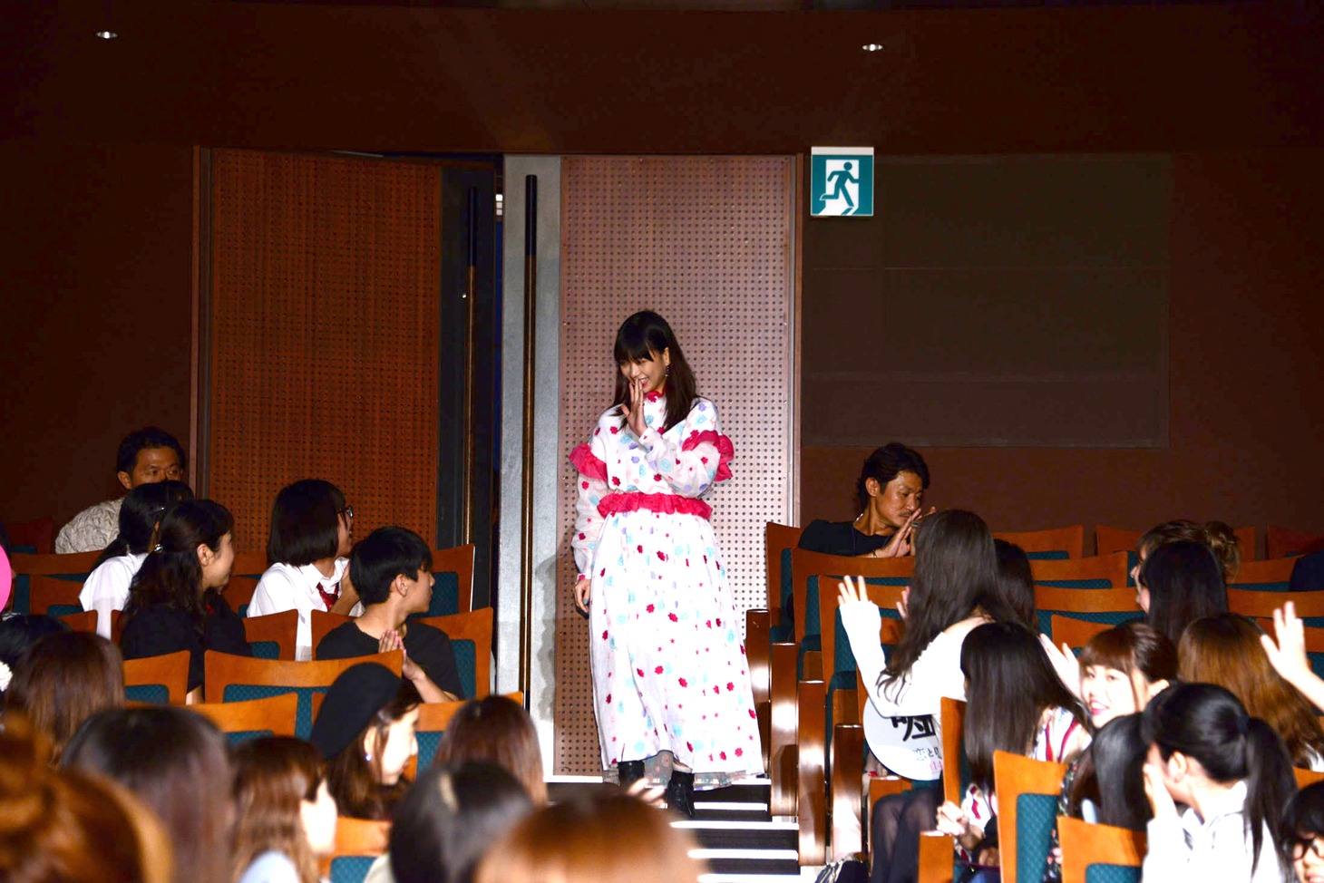 客席後方から登場した森川葵。