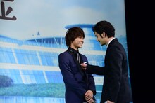 登壇時、佐藤寛太（左）の胸に拳を当てる北村匠海（右）。