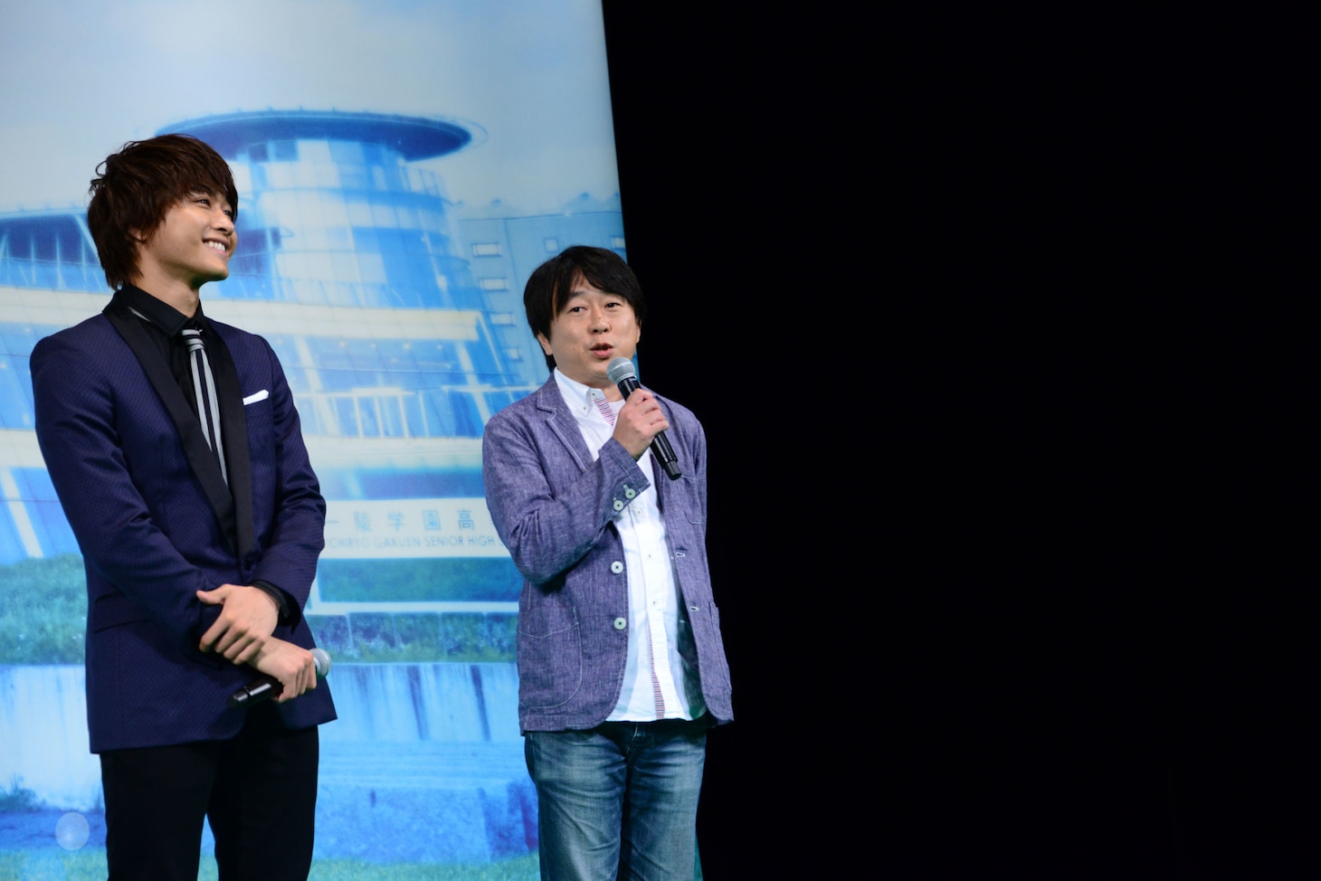左から佐藤寛太、古澤健監督。