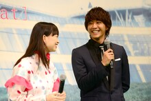 “最良”の相手の発表を待つ森川葵（左）と佐藤寛太（右）。