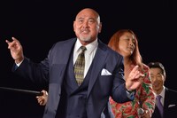 プロレスLOVEポーズを決める武藤敬司。