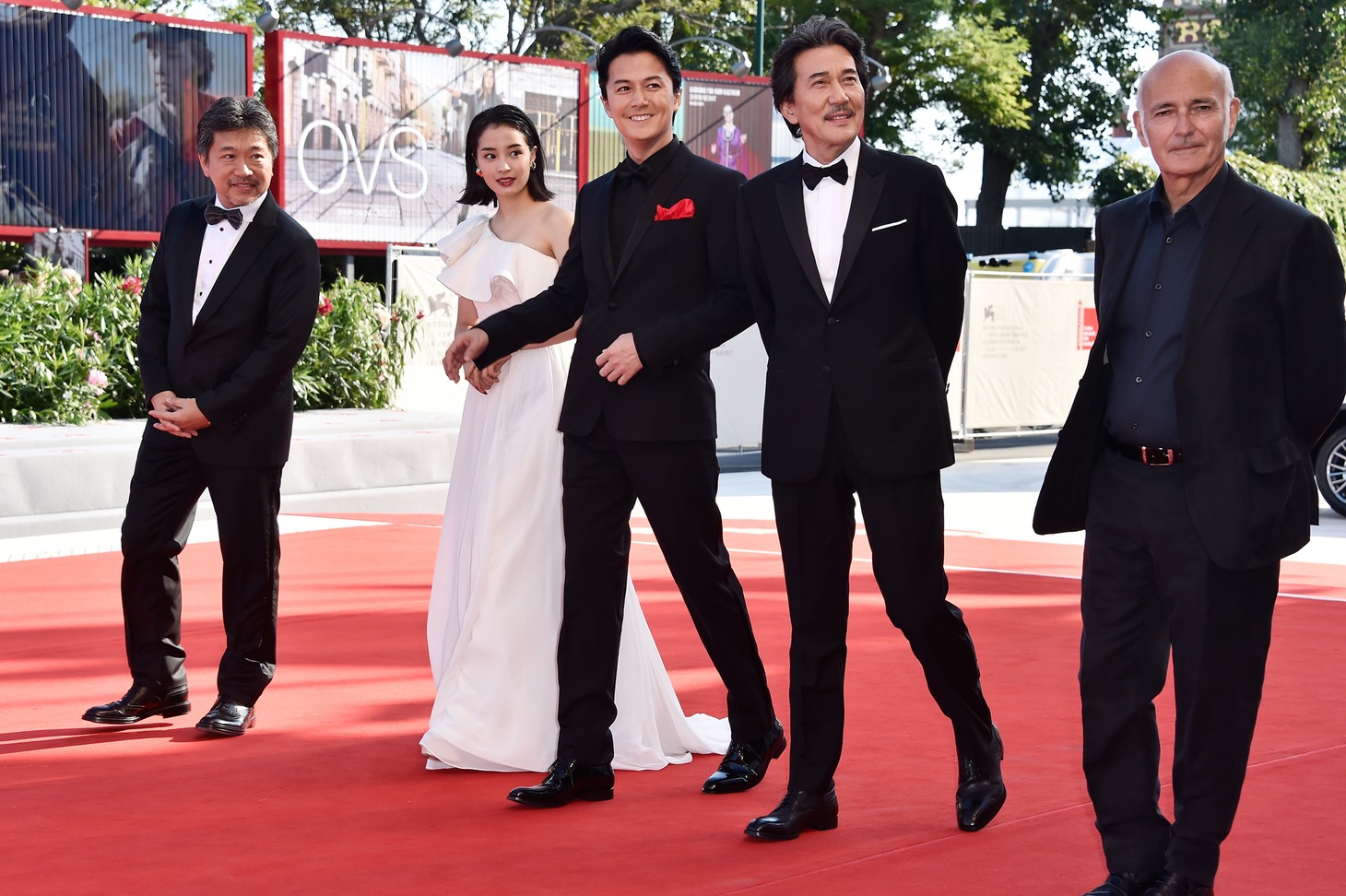 左から是枝裕和、広瀬すず、福山雅治、役所広司、ルドヴィコ・エイナウディ。（写真提供：Pascal Le Segretain / 2017 Getty Images）