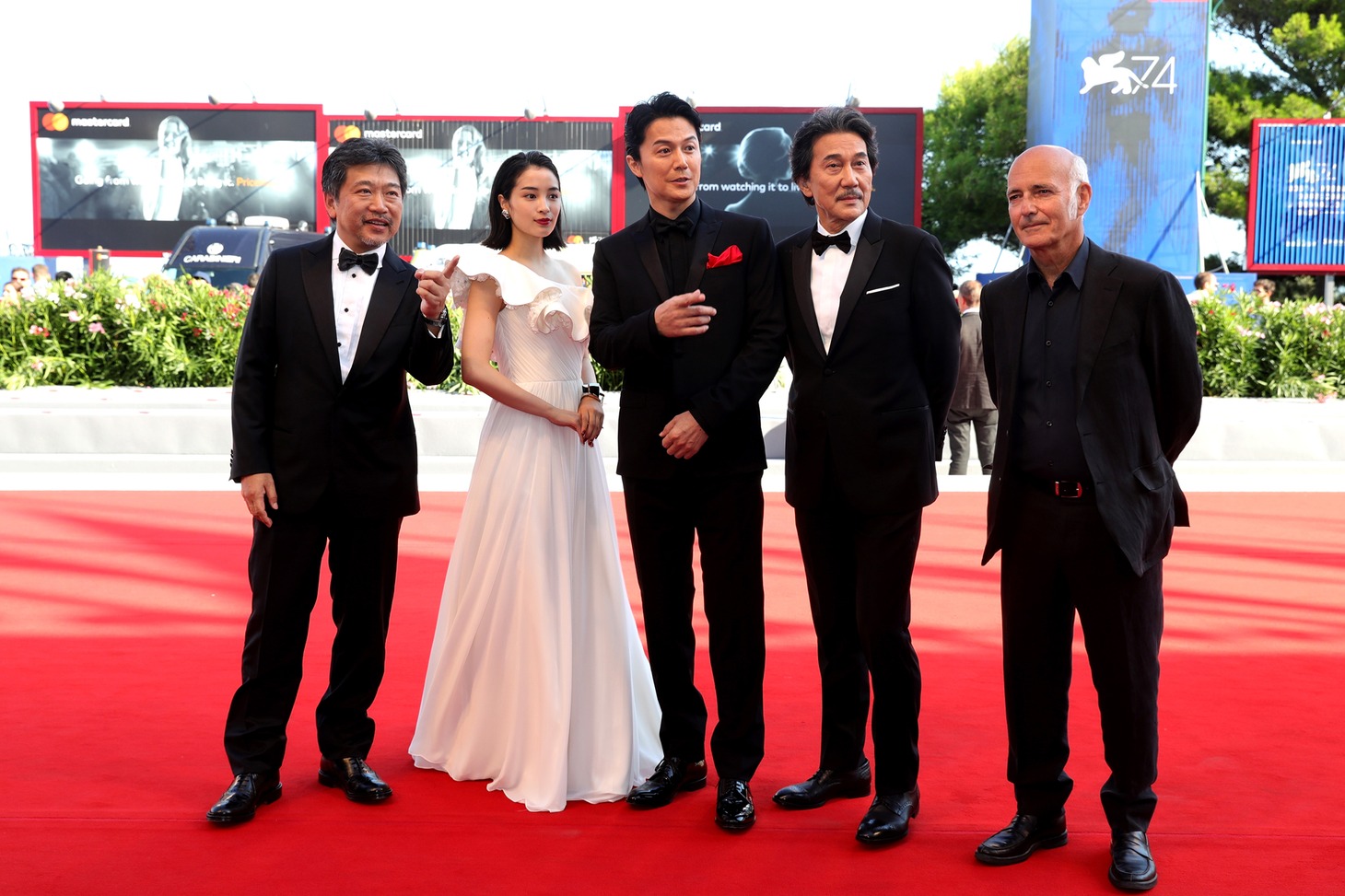 左から是枝裕和、広瀬すず、福山雅治、役所広司、ルドヴィコ・エイナウディ。（写真提供：Vittorio Zunino Celotto / 2017 Getty Images）