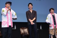 左から大根仁監督、妻夫木聡、渋谷直角。