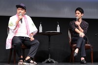 左から大根仁、妻夫木聡。