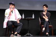 左から大根仁、妻夫木聡。