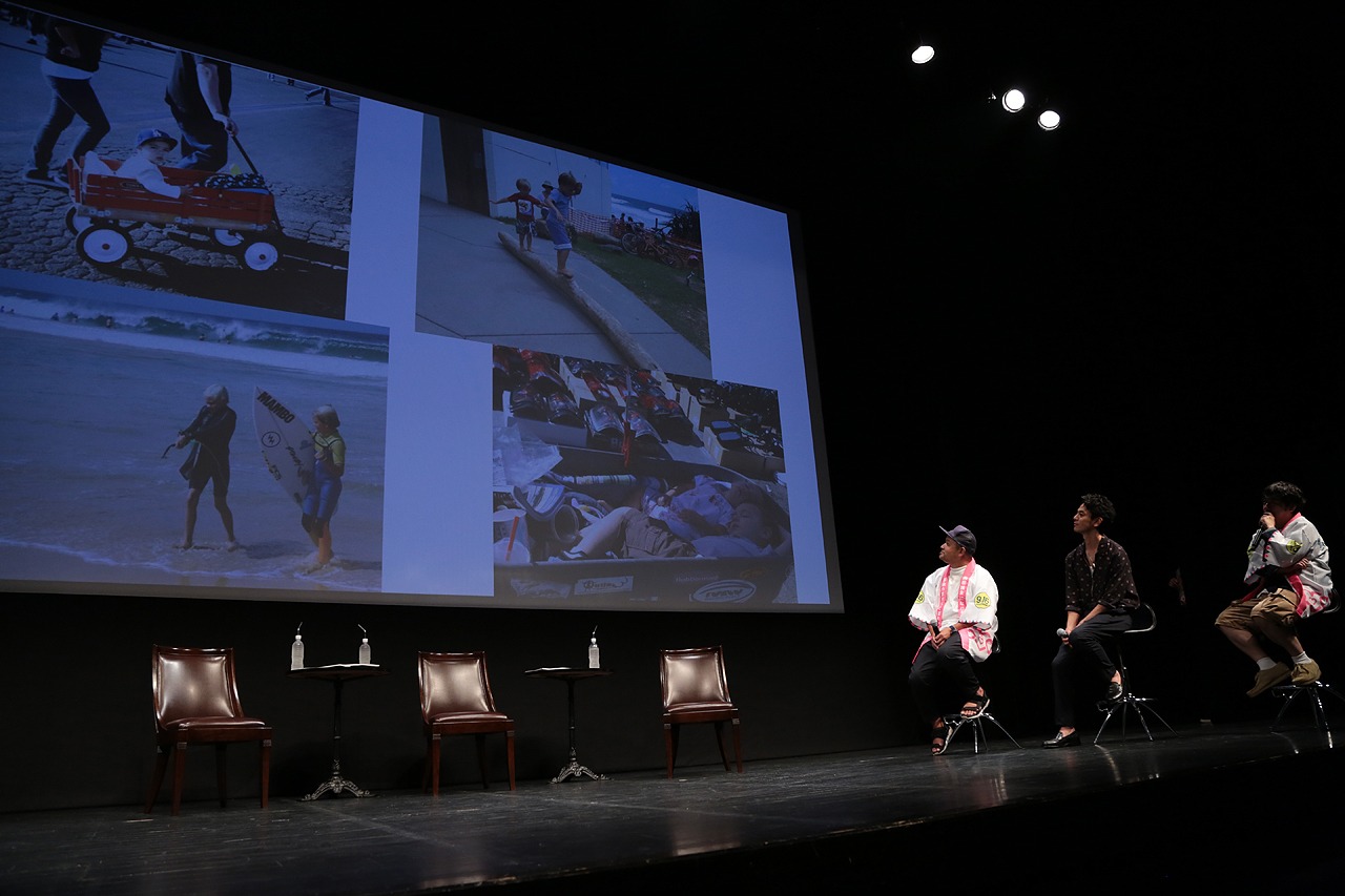 写真学科の学生が撮った作品を見る登壇者たち。