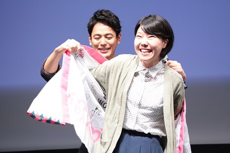 質問者の学生にサイン入り法被を着せる妻夫木聡。