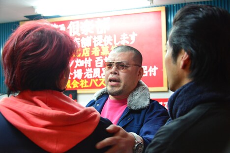 「デメキン」より、野性爆弾くっきーの出演シーン。