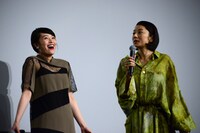 左から清野菜名、小池栄子。