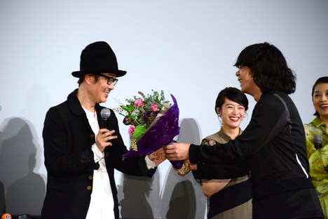 峯田和伸(右)から花束を受け取るリリー・フランキー(左)。