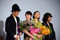 左からリリー・フランキー、清野菜名、小池栄子、峯田和伸。