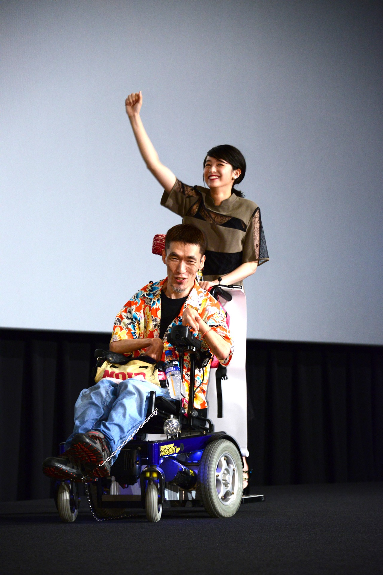 熊篠慶彦の電動車椅子に乗って退場する清野菜名。